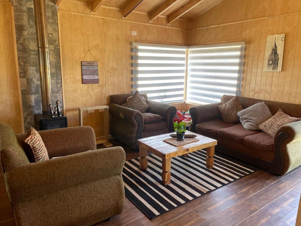 Una sala de estar con dos sofás y una mesa de café. en Cabaña con tinaja, en Puerto Clocker