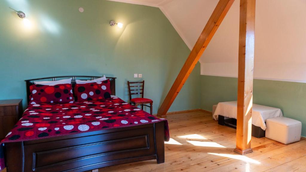 Postel nebo postele na pokoji v ubytování Sighnaghi Hotel Fence Door&Сигнахи Отель Ворота Крепости&სიღნაღი სასტუმრო გალავნის კარი