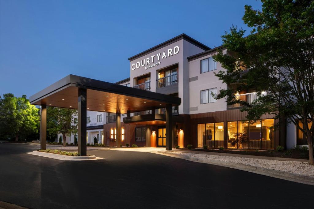 a building with a sign that reads hotel yard at Courtyard by Marriott Lynchburg in Lynchburg