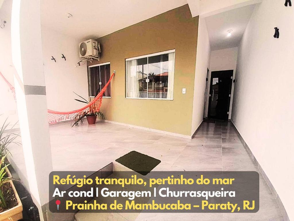 a room with a wall with a window at Flat novo 103 a pé da Prainha Mambucaba Paraty RJ in Paraty