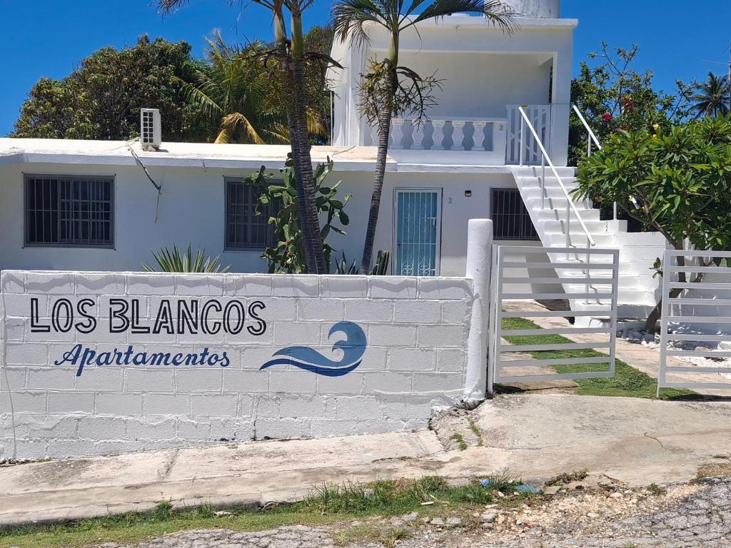 a white house with a sign that reads los blancos apartments at Apto Los Blancos, a dos Minuto de los Patos in Bejuquero
