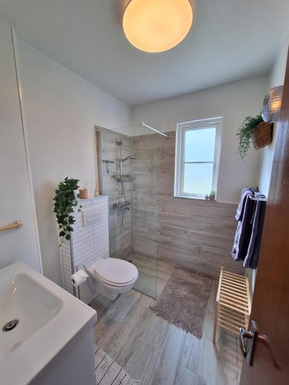 Ένα μπάνιο στο Hallfreðarstaðir 1 Apartments