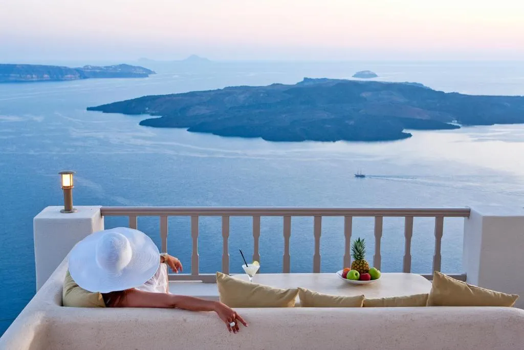 Lava Suites and Lounge — Fira 847 00