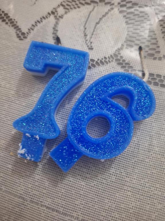 Apt 84 Praia dos Corais في سانتا كروز كابراليا: رقم سبعة أزرق على طاولة