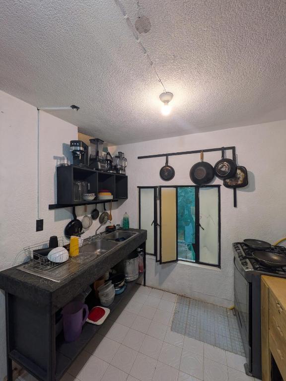 Kuchyň nebo kuchyňský kout v ubytování La Fortaleza Hostel