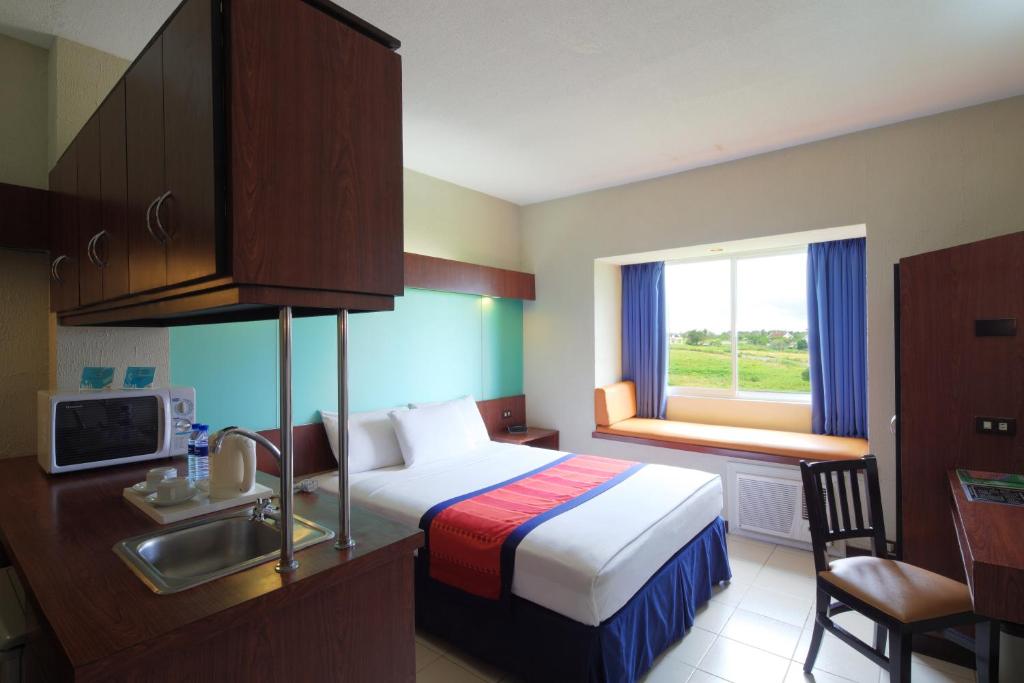 Postel nebo postele na pokoji v ubytování Microtel by Wyndham Eagle Ridge