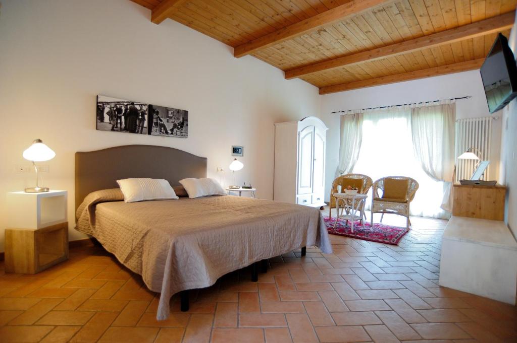 een slaapkamer met een groot bed in een kamer bij Agriturismo al Colle in Bertinoro