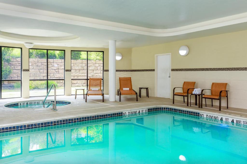 Bazén v ubytování Courtyard by Marriott Oneonta nebo v jeho okolí