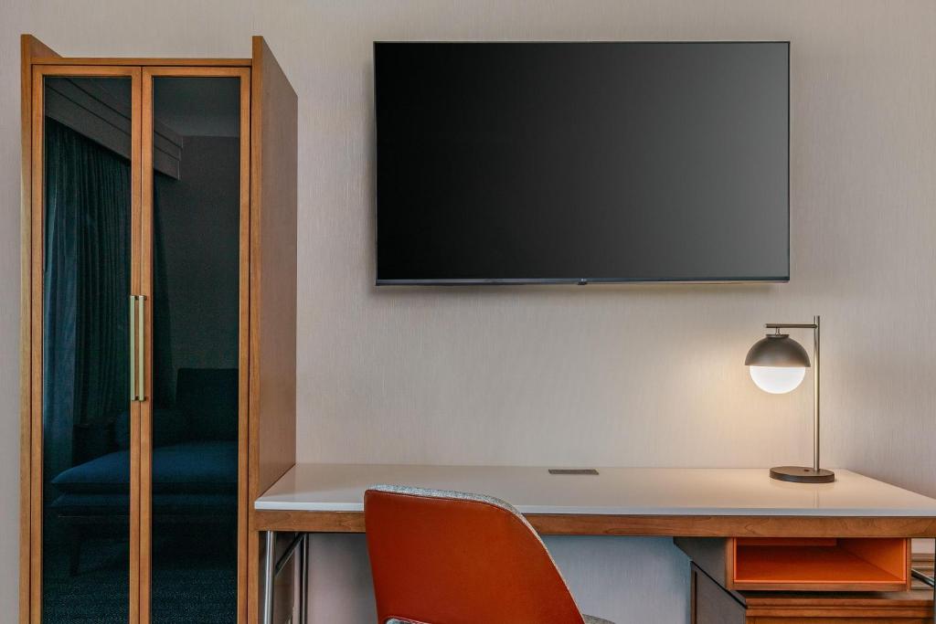 TV a/nebo společenská místnost v ubytování Courtyard by Marriott Oneonta