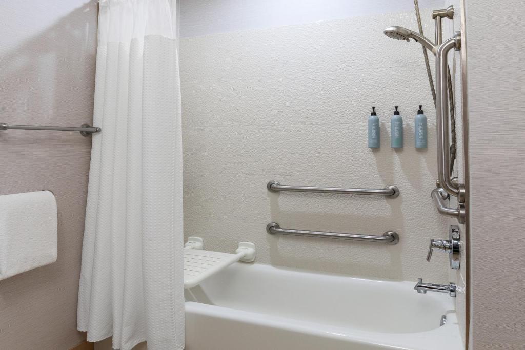 Koupelna v ubytování Courtyard by Marriott Oneonta