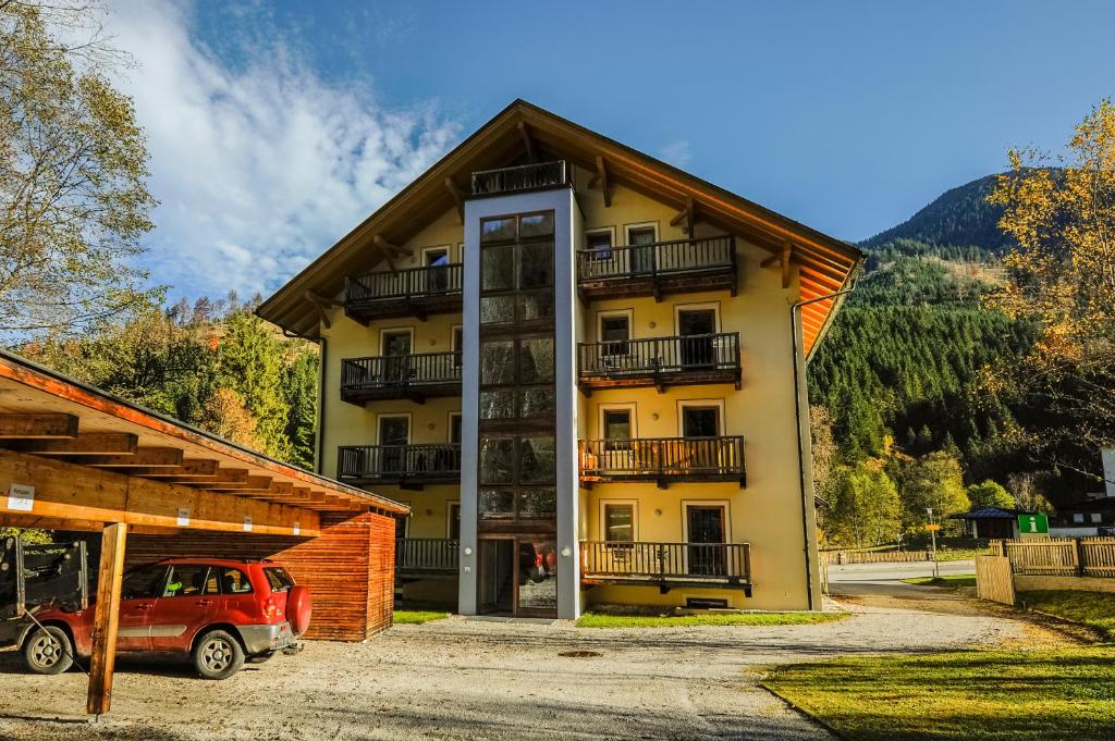 ein Gebäude mit einem davor geparkt in der Unterkunft Ferienhaus am Rohntalbach in Hinterriss