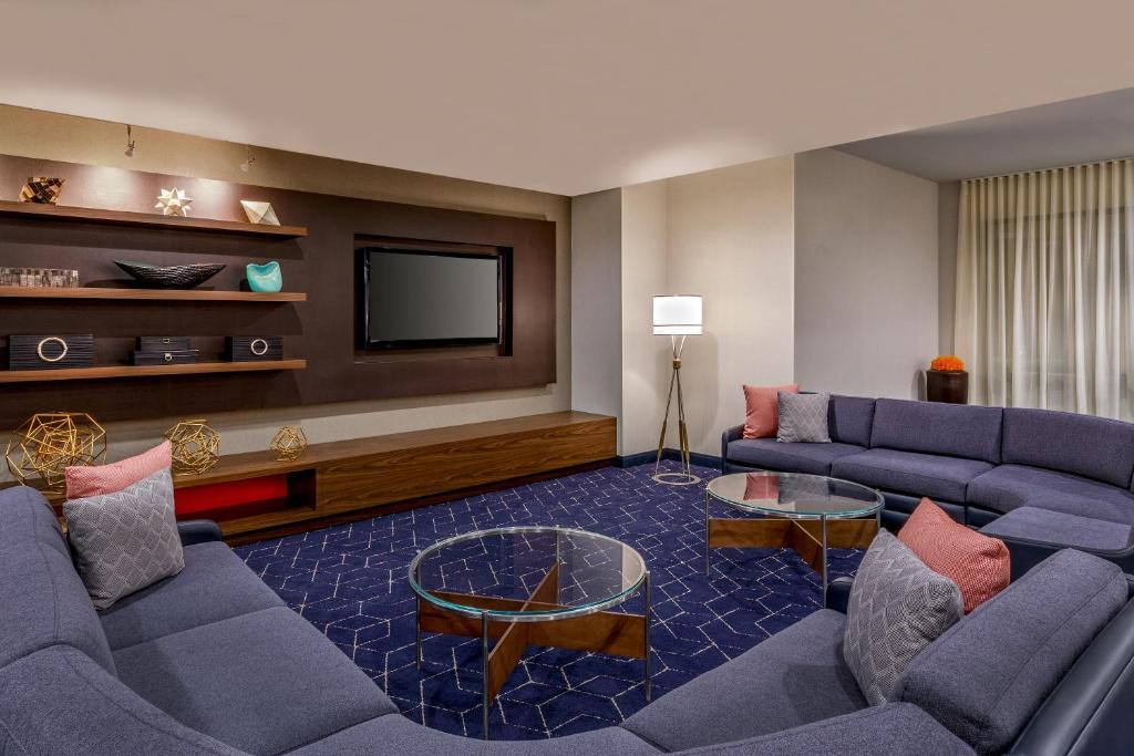 TV a/nebo společenská místnost v ubytování Courtyard by Marriott Oneonta