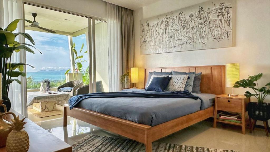 Ένα ή περισσότερα κρεβάτια σε δωμάτιο στο Coco Breeze Peaceful Sea-View Apartment