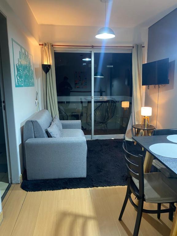 un salon avec un canapé et une table dans l'établissement Departamento Malbec, à Mendoza