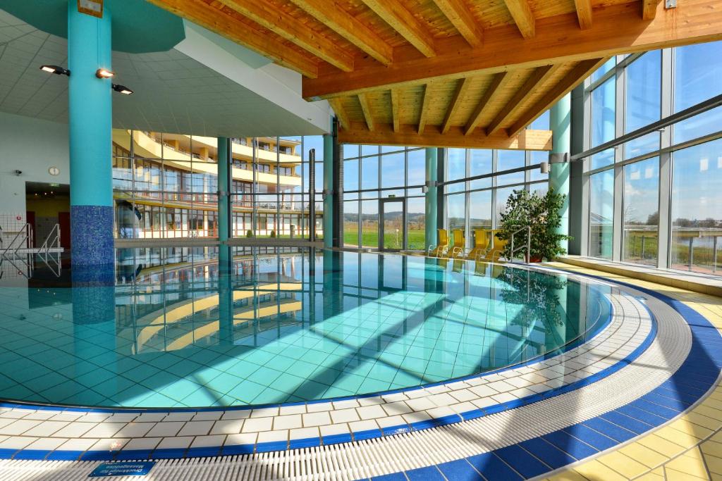 Bazén v ubytování Gesundheitshotel Weißenstadt am See nebo v jeho okolí