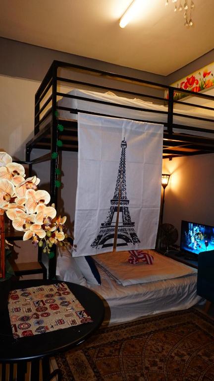 - une chambre dotée d'un lit avec la tour Eiffel dans l'établissement Cozy Loft Bed Mini Studio Golf View, à Gua Sai