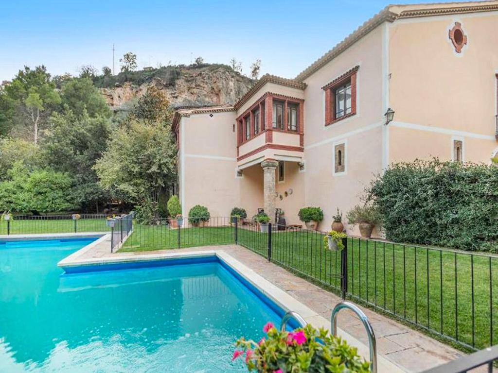 una casa con una piscina di fronte di Farmhouse in Anoia near Montserrat Monastery a Capellades