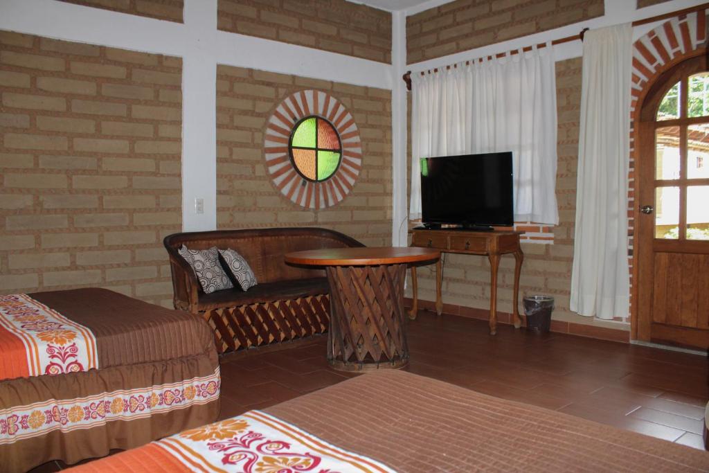 TV a/nebo společenská místnost v ubytování Posada Guayacán Tepoztlán