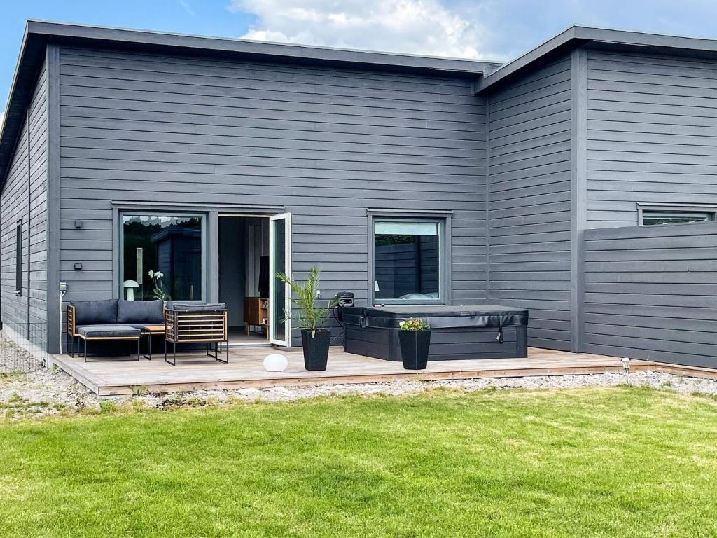 un patio con un banco y una silla en una terraza en Holiday home near Morbylanga Beach, en Mörbylånga