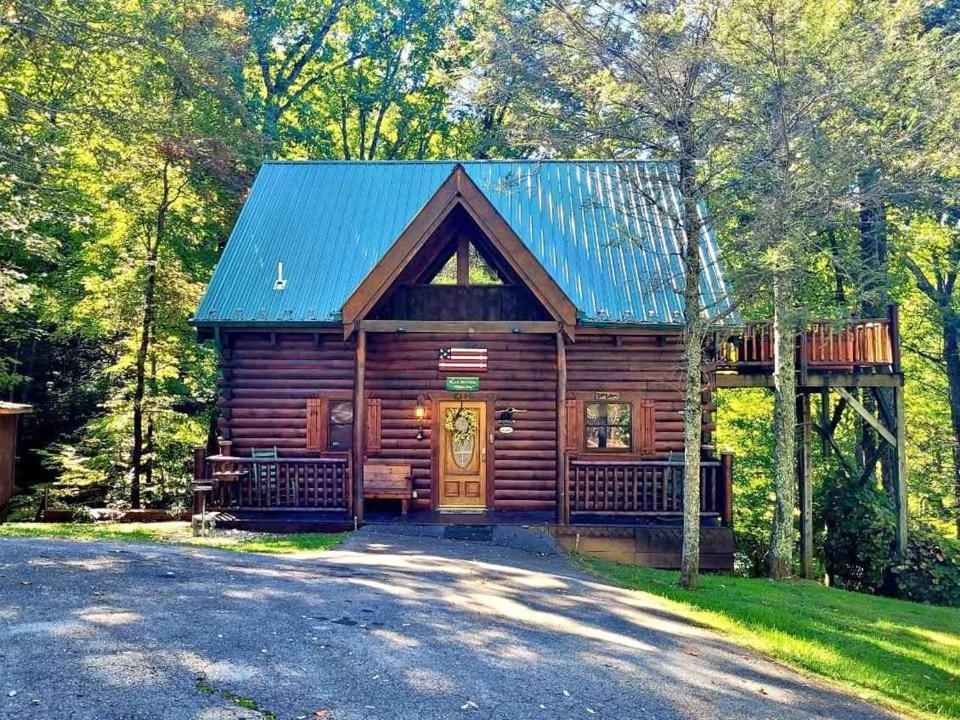 een blokhut met een blauw dak bij Stunning views!Petfriendly22 with Pool table, Free tickets to Dollywood,Anakeesta,Aquarium &more in Sevierville