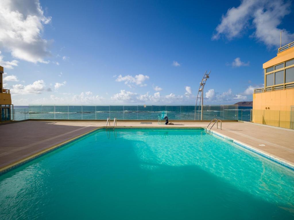Beachfront Apartment in Las Canteras with Pool