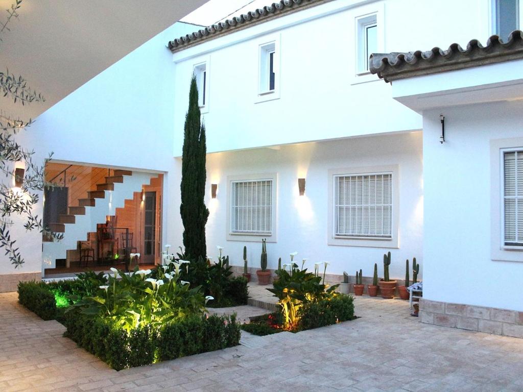 Casa blanca con escalera y patio en Apartment in Peñaflor with Charming Patio, en Peñaflor