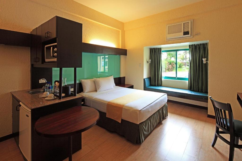 Postel nebo postele na pokoji v ubytování Microtel by Wyndham Cabanatuan