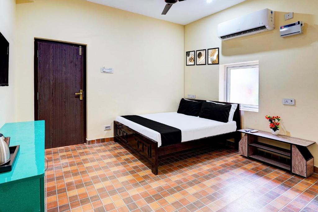 Postel nebo postele na pokoji v ubytování Hotel O Eswar RR Residency