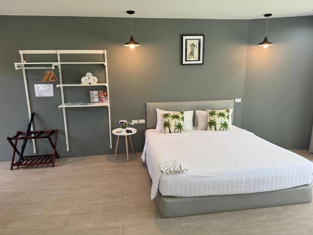 Postel nebo postele na pokoji v ubytování Phuket Muay Thai Hotel Rawai Beach
