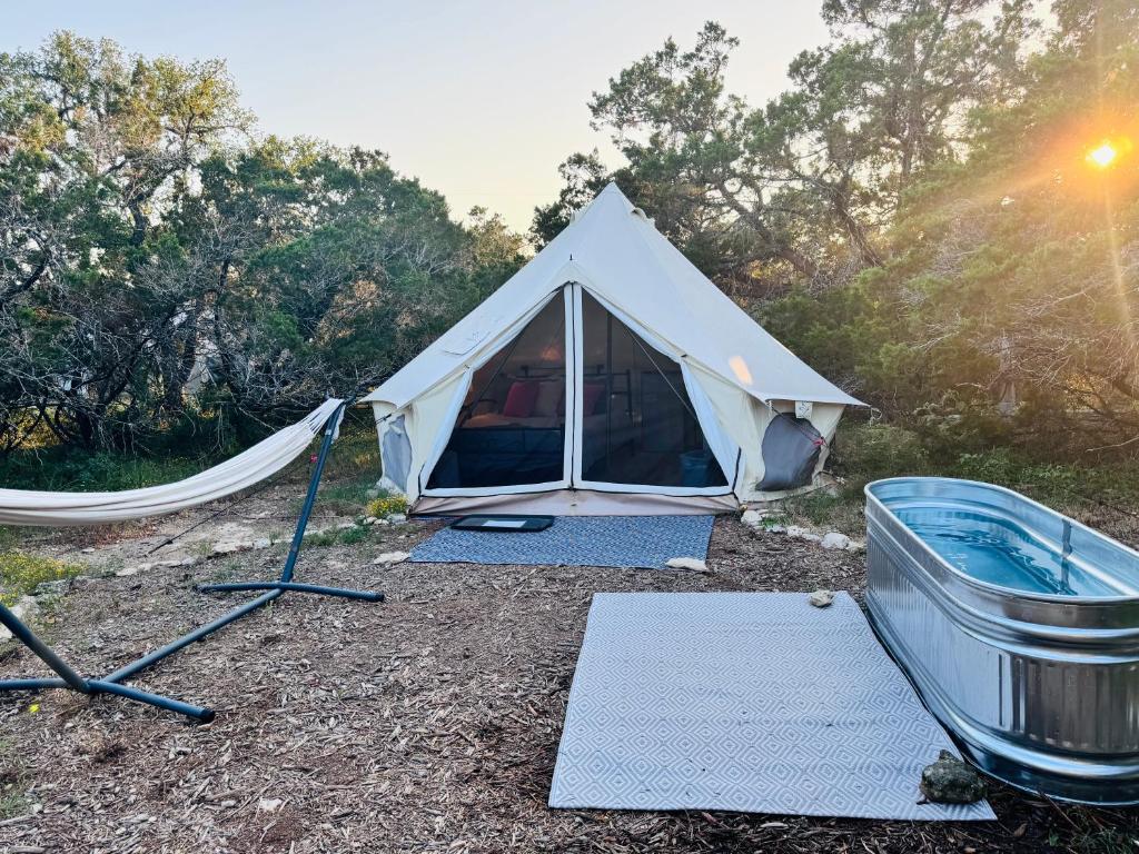 峡谷湖The Juniper Ranch and Retreat的带浴缸、吊床和船的帐篷
