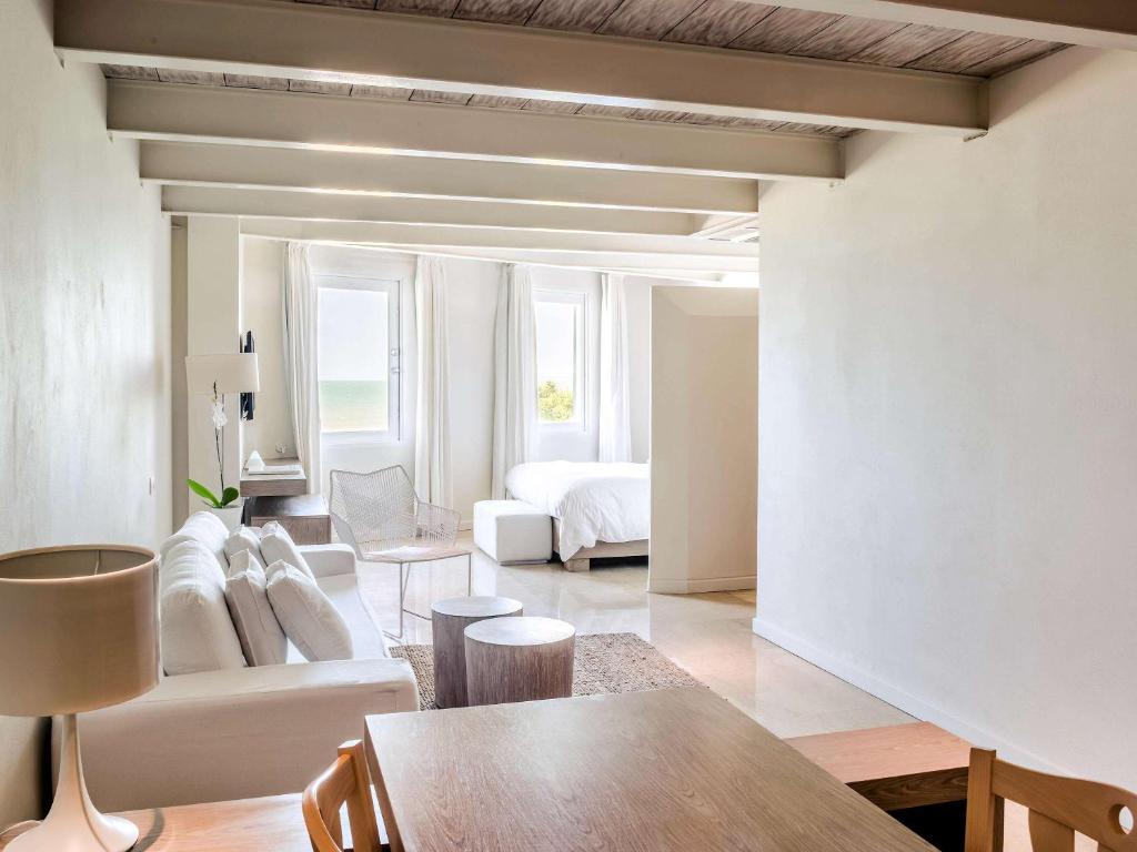Posezení v ubytování Hotel Boutique Bovedas de Santa Clara By Accor
