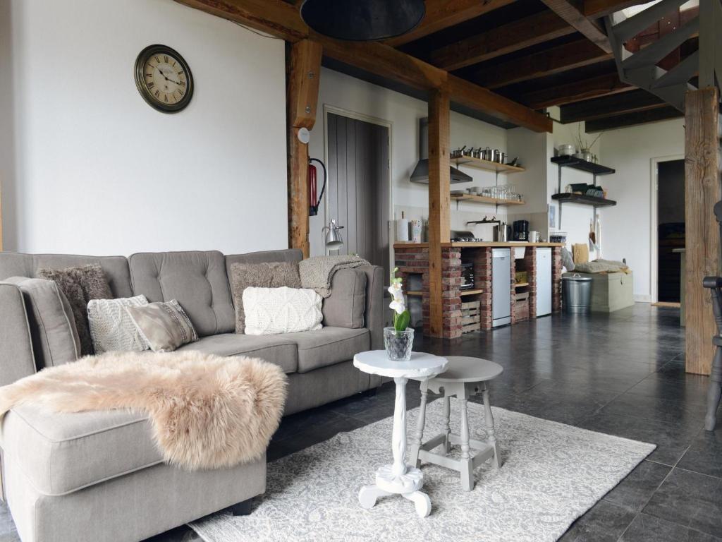 Posezení v ubytování Spacious apartment with garden