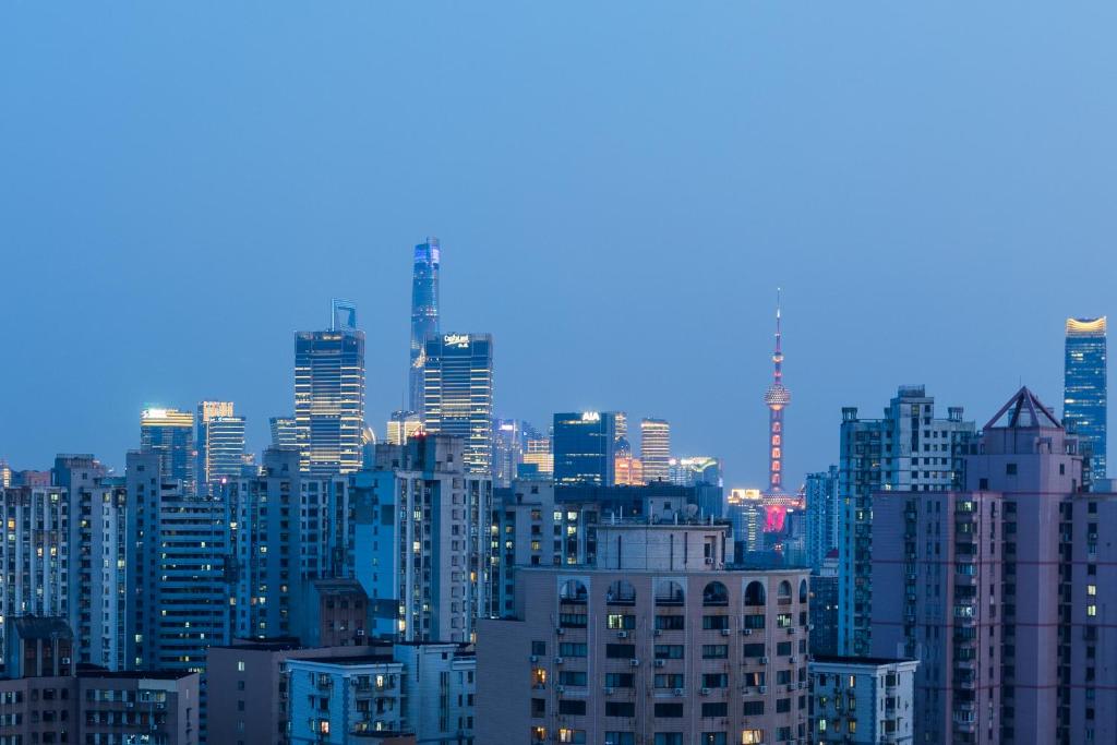 Una vista del horizonte de una ciudad con edificios altos. en Shanghai Jubelle Boutique Apartment - Subway Lines 8-10-18 - Direct access to the Bund - Free fridge, washing machine, kitchen - Free luggage storage and package collection services, en Shanghái