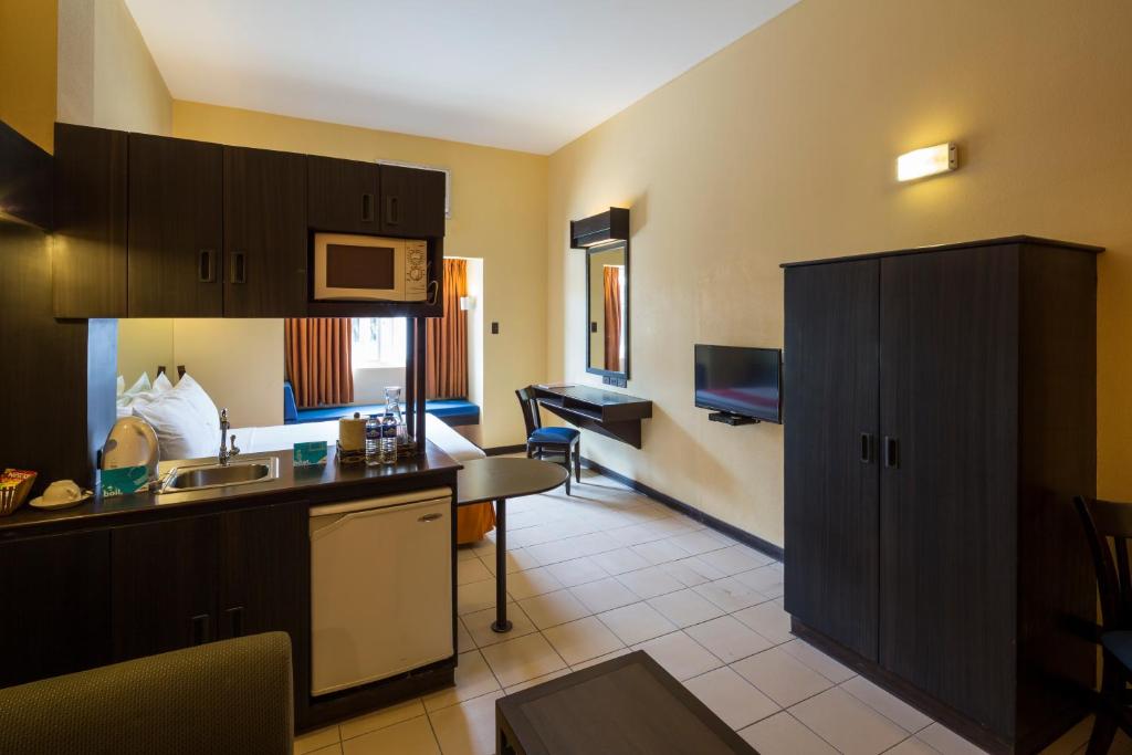 Kuchyň nebo kuchyňský kout v ubytování Microtel by Wyndham Davao