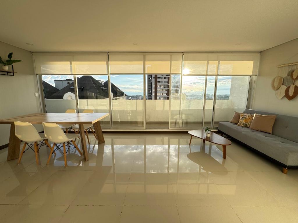 a living room with a table and a couch at CH1204-Apartamento con linda vista en sector fundadores in Armenia