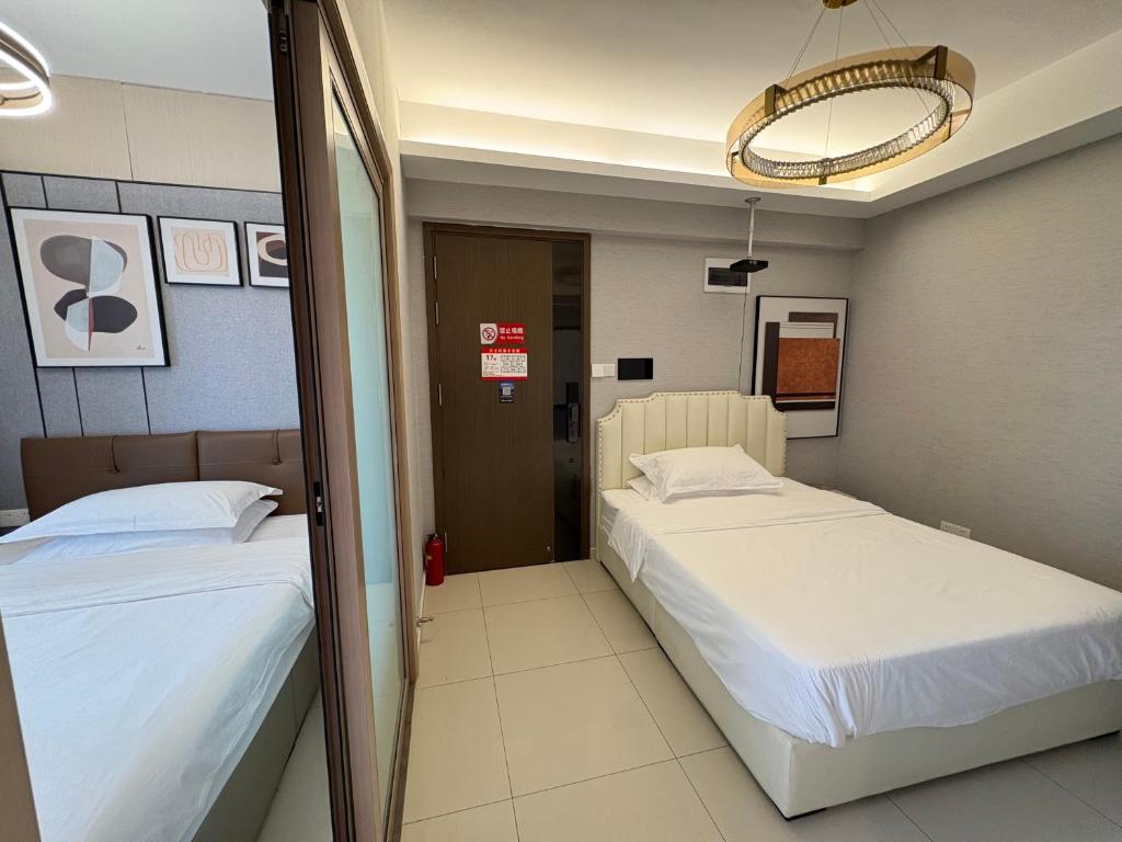 Postel nebo postele na pokoji v ubytování Kingkey Shuibei International Apartment Hotel