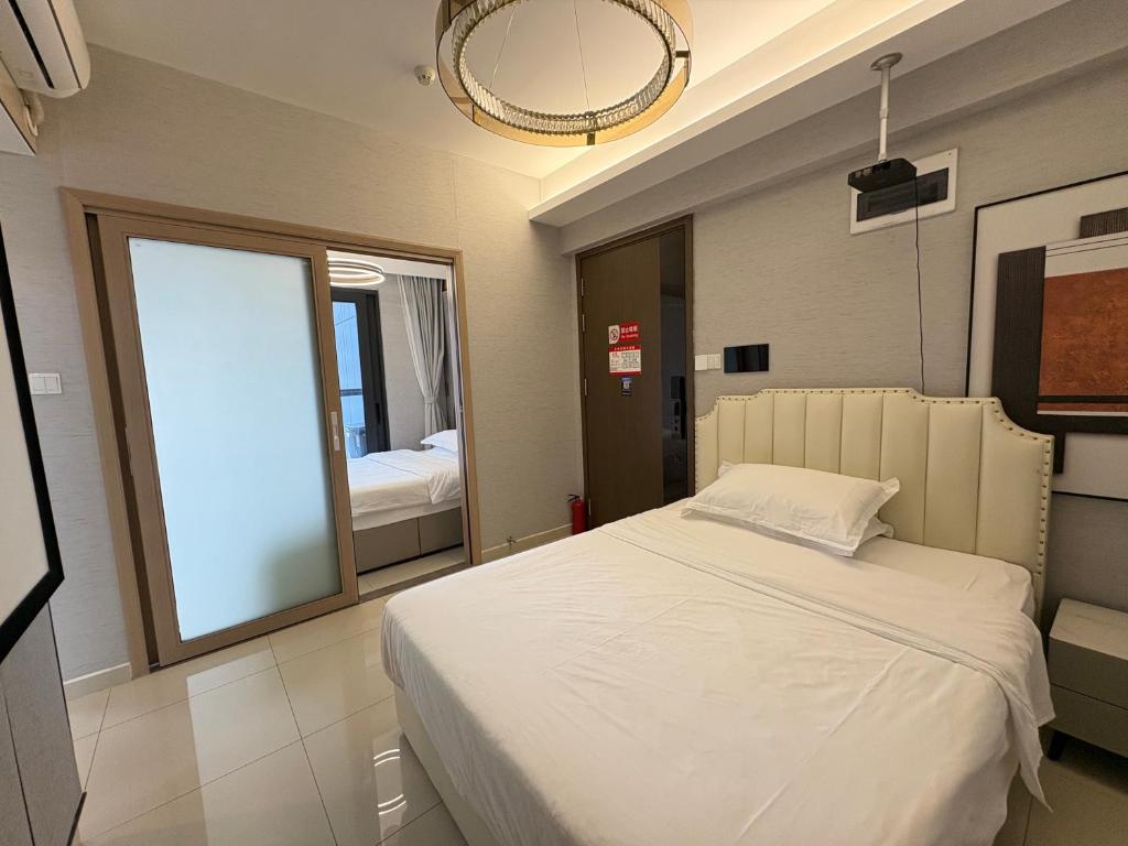 Postel nebo postele na pokoji v ubytování Kingkey Shuibei International Apartment Hotel