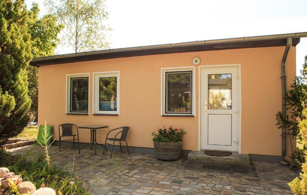 una piccola casa con tavolo e sedie di Ferienwohnung Rheinsberg a Kagar