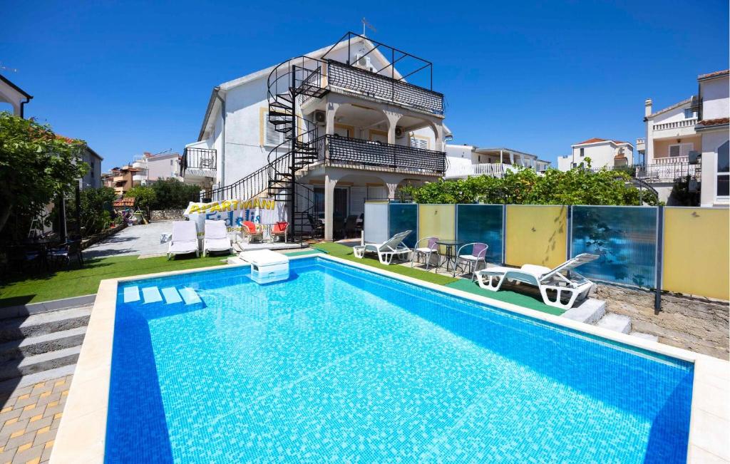 Bazén v ubytování Two-Bedroom Apartment In Okrug Gornji nebo v jeho okolí
