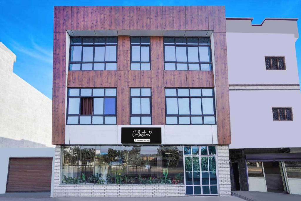 un montage de l'avant d'un bâtiment dans l'établissement Collection O Pithampur, à Indore