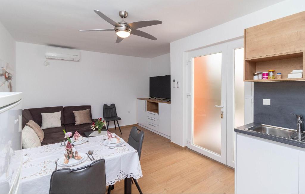 Nice Apartment In Starigrad With Wifi