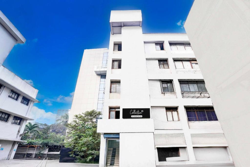 un edificio bianco con un cartello sopra di Collection O BKC Santacruz East a Mumbai