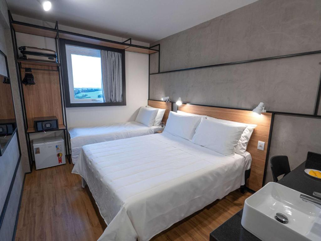 Postel nebo postele na pokoji v ubytování ibis Guarapuava