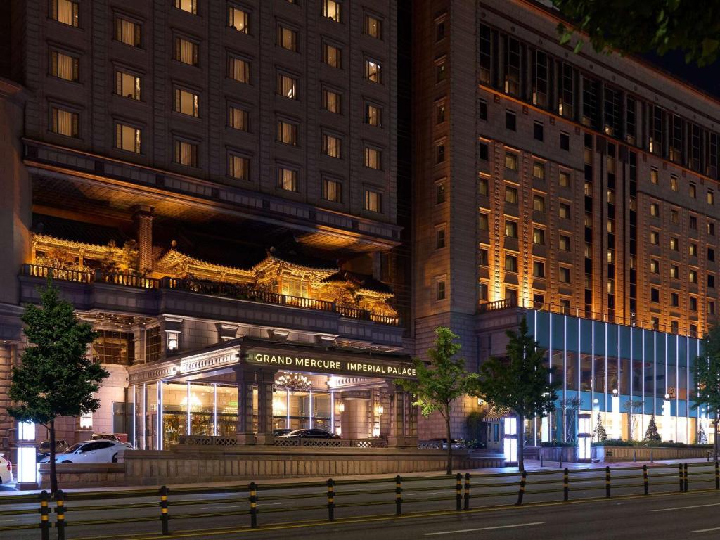 ソウルにあるGrand Mercure Imperial Palace Seoul Gangnamの「グランドホテルモントリオール」と書かれた看板のある大きな建物
