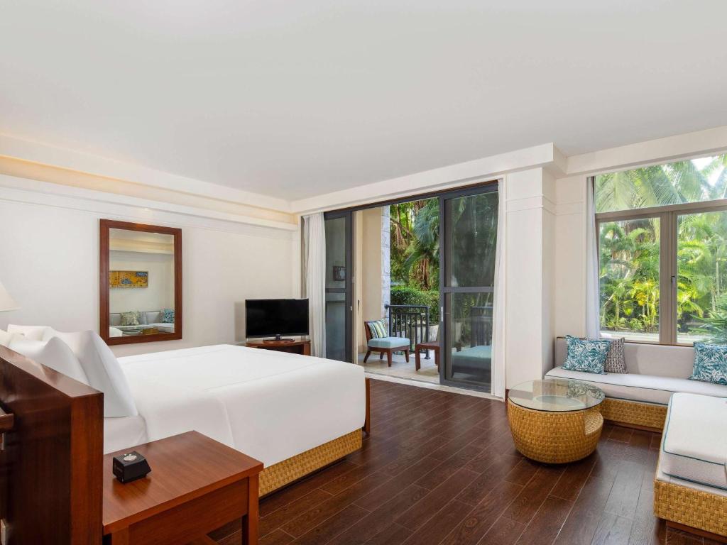 Postel nebo postele na pokoji v ubytování Swissôtel Sanya Yalong Bay