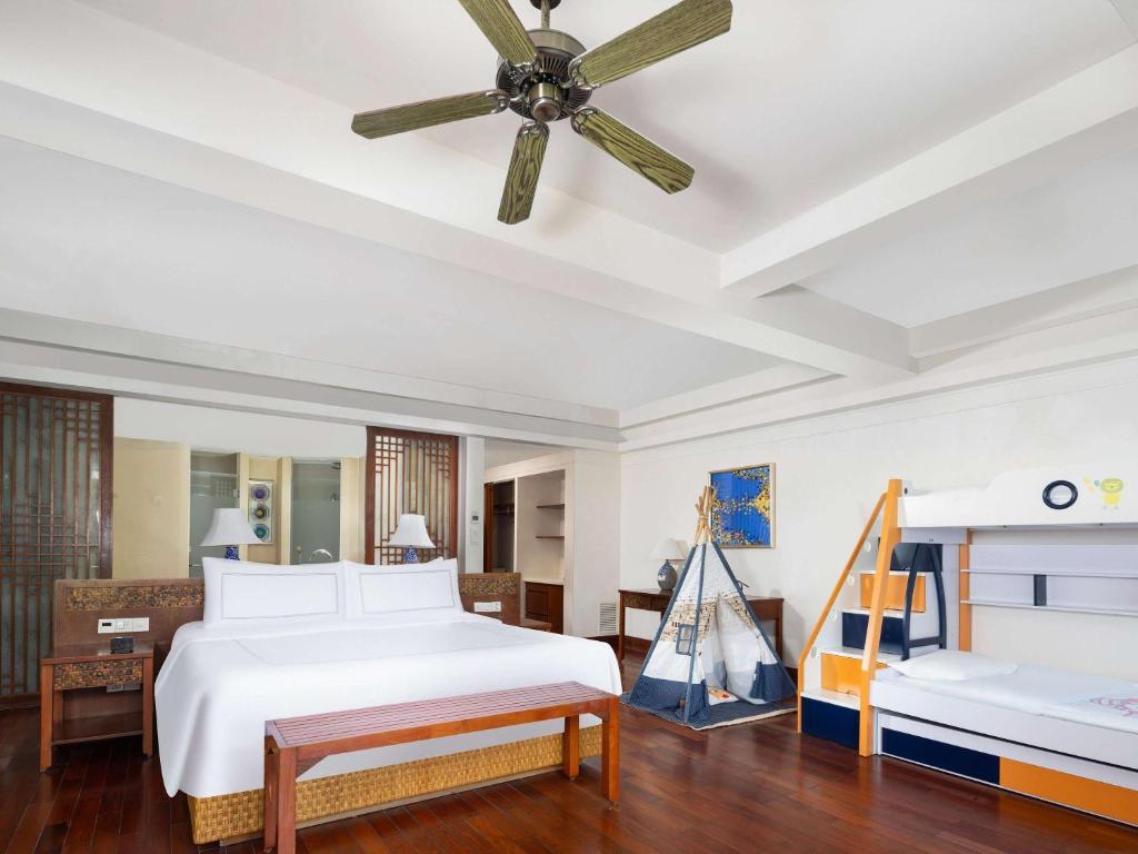 Postel nebo postele na pokoji v ubytování Swissôtel Sanya Yalong Bay