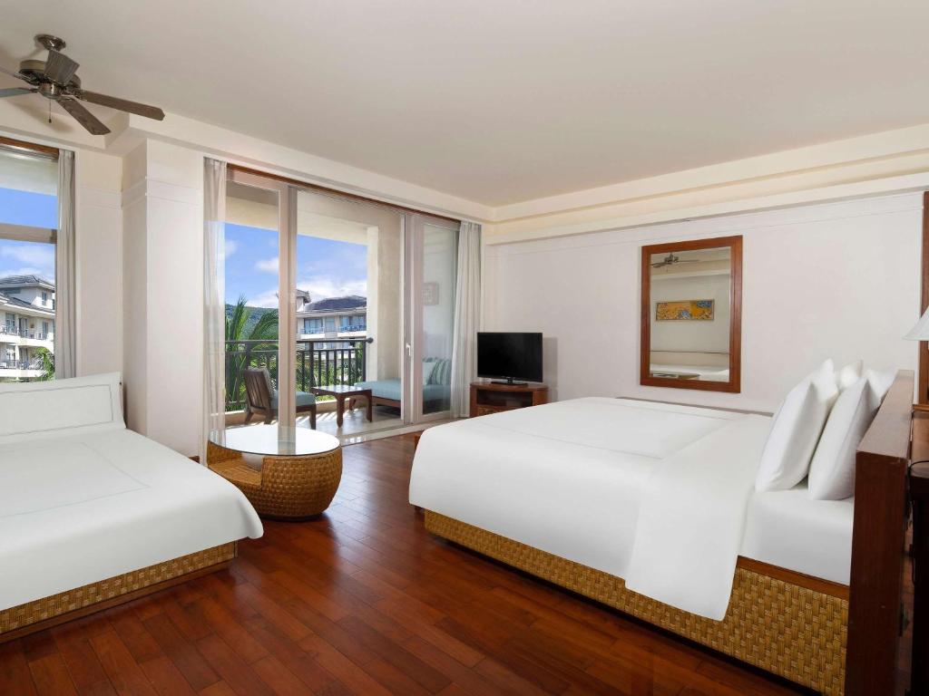 Postel nebo postele na pokoji v ubytování Swissôtel Sanya Yalong Bay