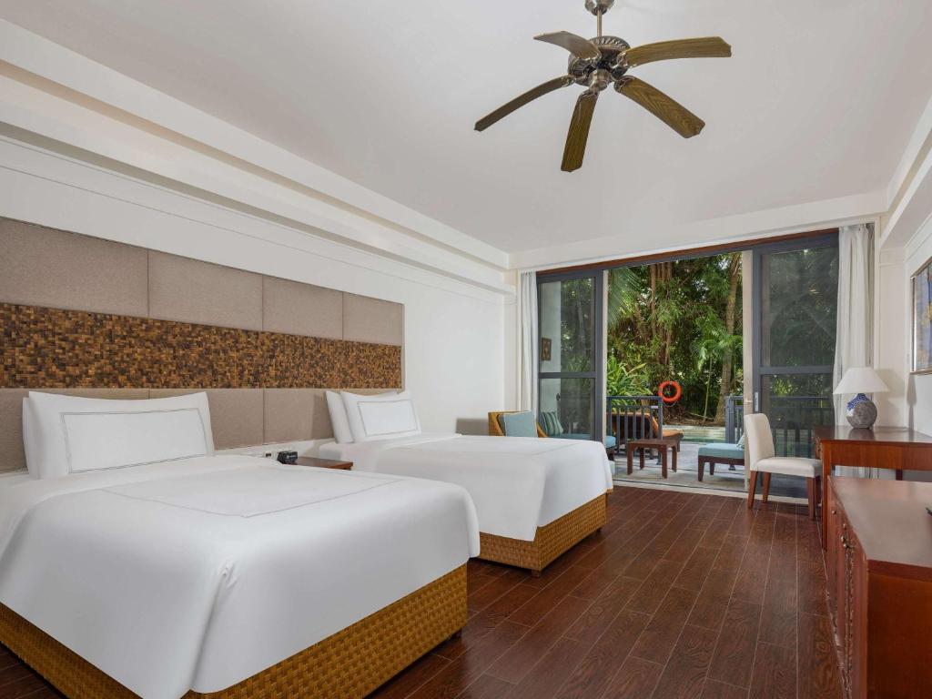 Postel nebo postele na pokoji v ubytování Swissôtel Sanya Yalong Bay