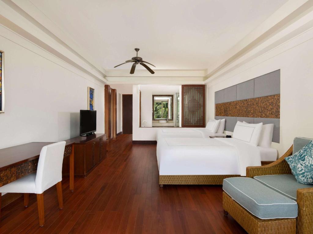 Postel nebo postele na pokoji v ubytování Swissôtel Sanya Yalong Bay