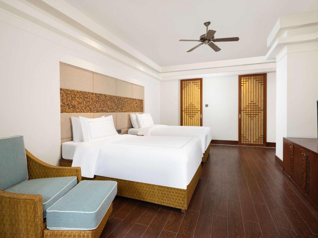 Postel nebo postele na pokoji v ubytování Swissôtel Sanya Yalong Bay